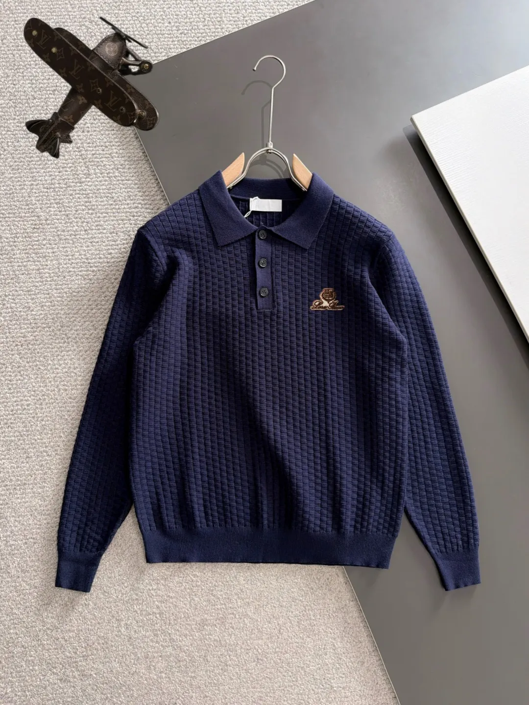 Next day shipping LP 2041 Autumn and Winter latest sweaters from the official website, on sale at the counter at the same time Hot Sale! Specially made of wool blended fabric. It feels comfortable and can be directly in contact with the skin. The logo badge is exquisitely embroidered, which is extremely eye-catching! The details highlight the fashionable charm of big brands. Exquisite workmanship. Three-dimensional cutting style. The wearing effect is invincible and handsome! All three standards are complete! Sizes:M-3XL